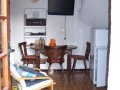 gelijkvloers-huisje-wouter-plasmascherm-tafel-koelkast
